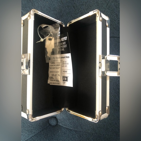 Vaultz lock box with key - Picture 3 of 3